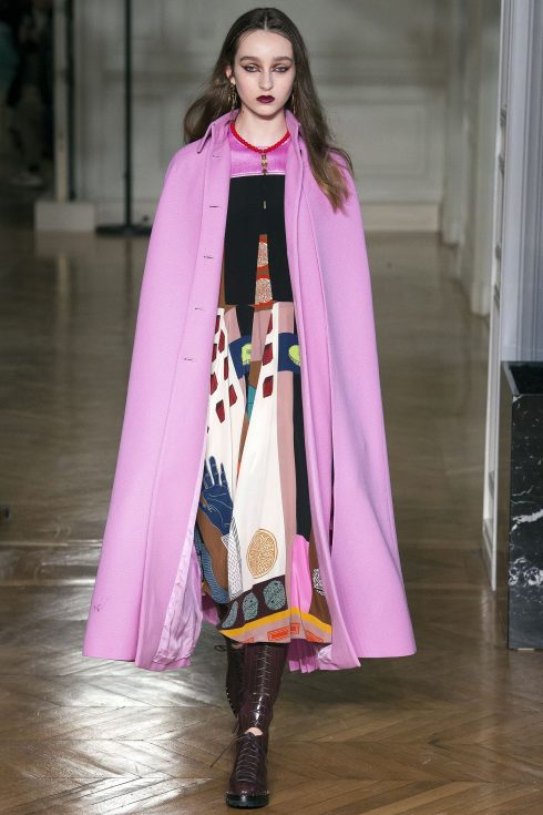 Chiếc cape hồng của Valentino