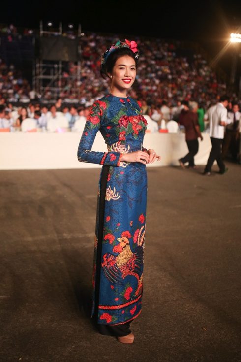 Á hậu Hoàn vũ Việt Nam cho biết cô đặc biệt yêu thích trang phục áo dài dân tộc vì tôn lên nét duyên dáng, thanh lịch của người con gái Việt Nam.