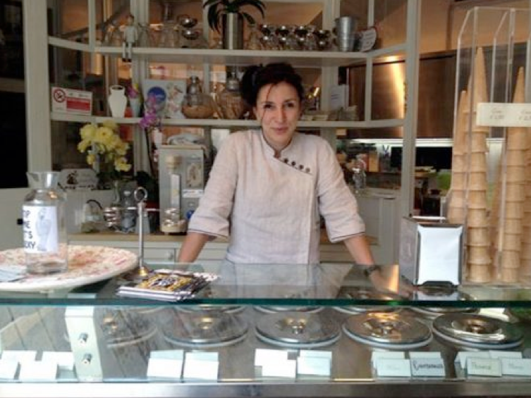 Cô chủ bán kem tại Ý