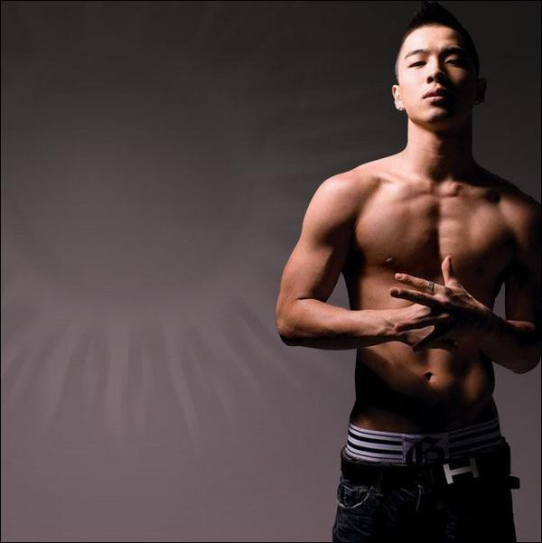 2008, Taeyang thay đổi kiểu tóc và bắt đầu khoe body săn chắc của mình nhiều hơn.