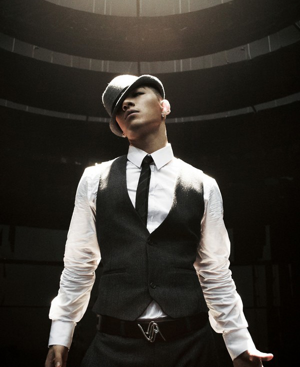 Năm 2009, anh quay trở lại hoạt động với tư cách là một thành viên của nhóm nhạc BigBang. Taeyang phát hành đĩa đơn kĩ thuật số đầu tiên - "Where U At" và một đĩa đơn khác mang tên "Wedding Dress".