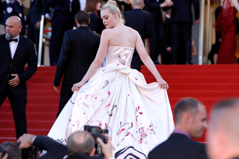 Elle Fanning - vẻ đẹp trong suốt giữa Cannes 2017 ELLE VN