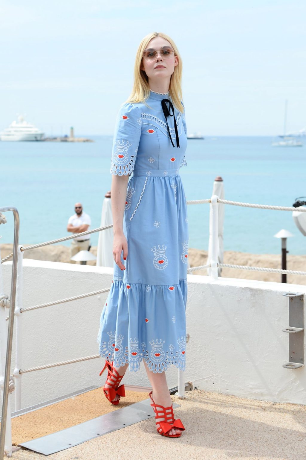 Elle Fanning - vẻ đẹp trong suốt giữa Cannes 2017 ELLE VN