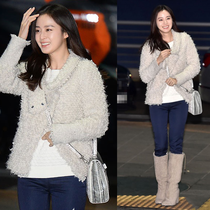 Kim Tae Hea tươi tắn, rạng ngời tại sân bay với quần jean xanh, áo thun trắng và chiếc áo khoác lông giữ ấm.
