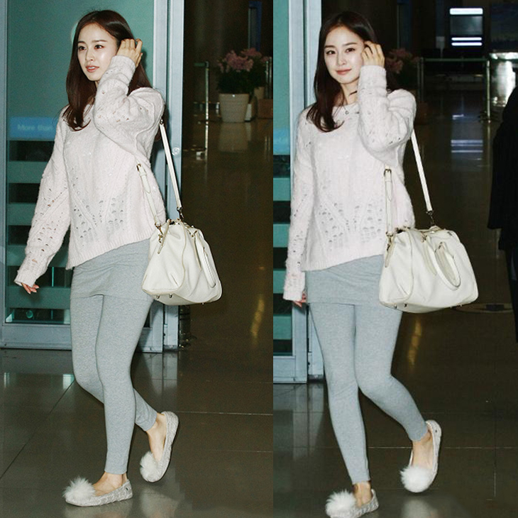 Nàng Kim diện áo len trắng, quần legging và giày búp bê đính lông trắng 