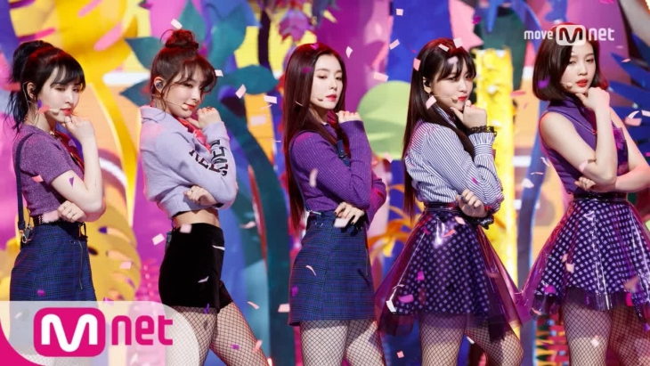 Red Velvet lại thường mặc đồng phục khá "sến"