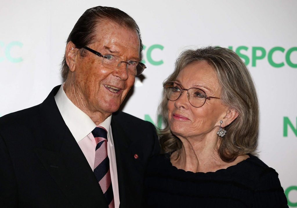 Roger Moore cùng vợ Kristina Tholstrup - người bạn đời luôn âm thầm chăm sóc ông những tháng ngày chống chọi cùng bệnh tật cũng là người phụ nữ cuối cùng trong cuộc đời đào hoa của Moore.