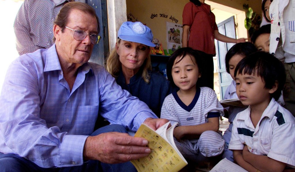 Moore và vợ trong chuyến thăm làng trẻ Triệt Thuận, Quảng Trị tại Việt Nam năm 2003