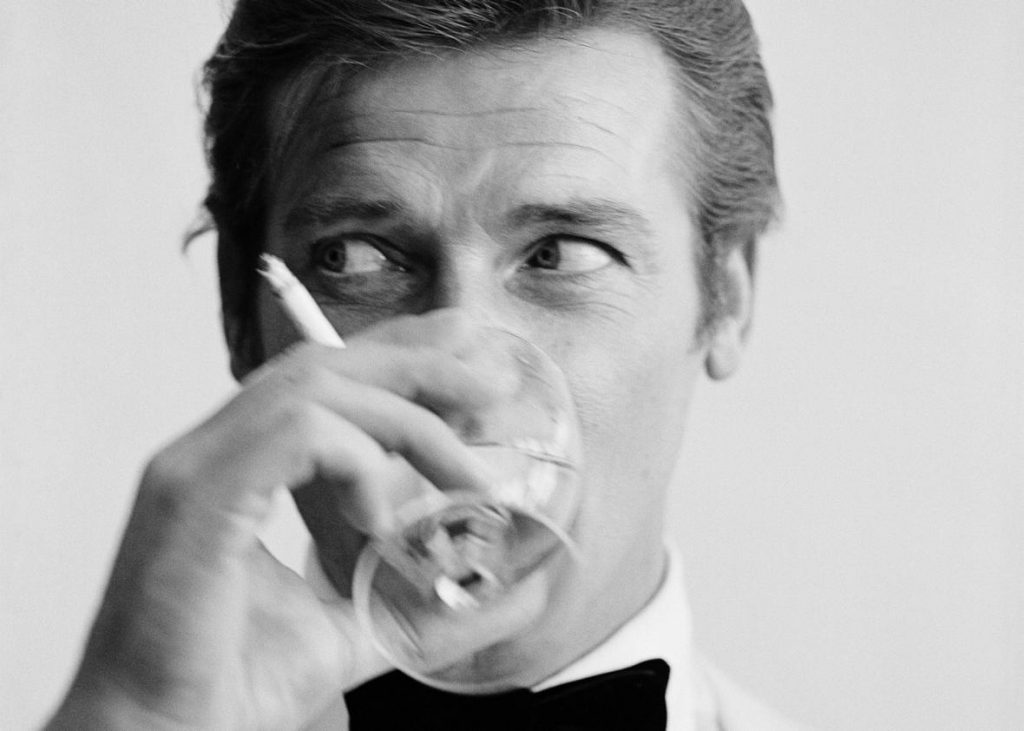 Roger Moore sở hữu nét đẹp lãng tử lúc trẻ.