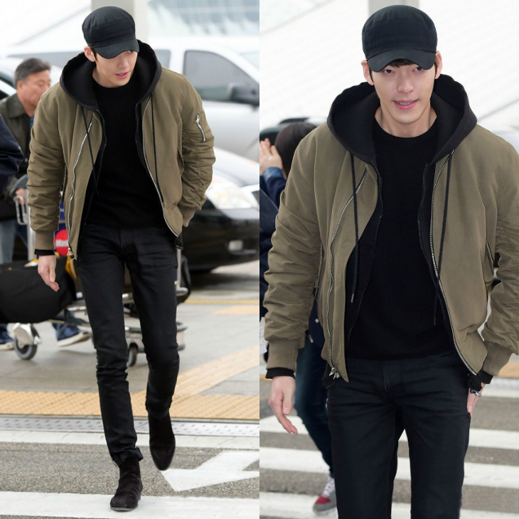 Công thức chọn đồ của chàng Kim khi bay chính là áo thun, quần jeans và không quên mang theo một chiếc áo khoác bên người.