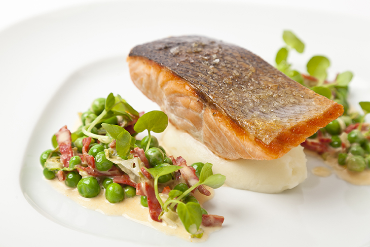 Nếu bạn có nhiều thời gian và muốn bữa tối của mình phong phú hơn hãy chế biến món cá hồi với một ít rau xanh.