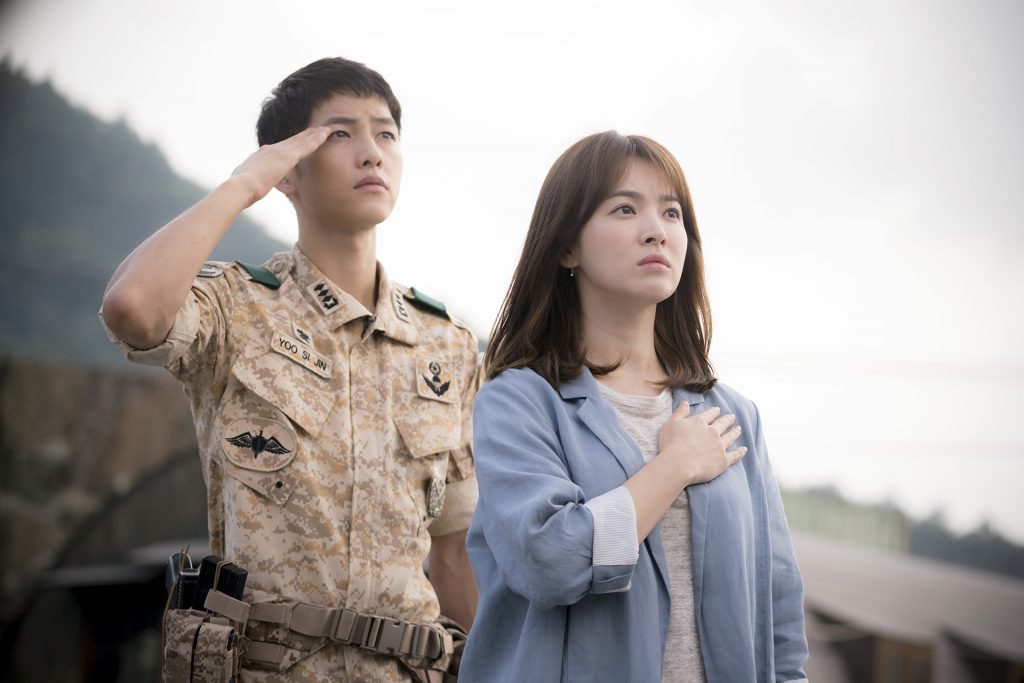 Song Hyo Kyo và Song Joong Ki trong phim Hậu duệ mặt trời. Cặp đôi sẽ kết hôn vào tháng 10 năm 2017