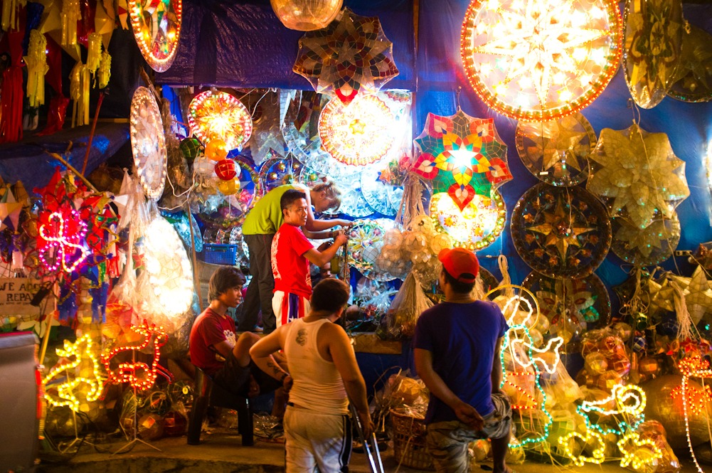Một cửa hàng đèn lồng trên phố Quezon, Philippines.