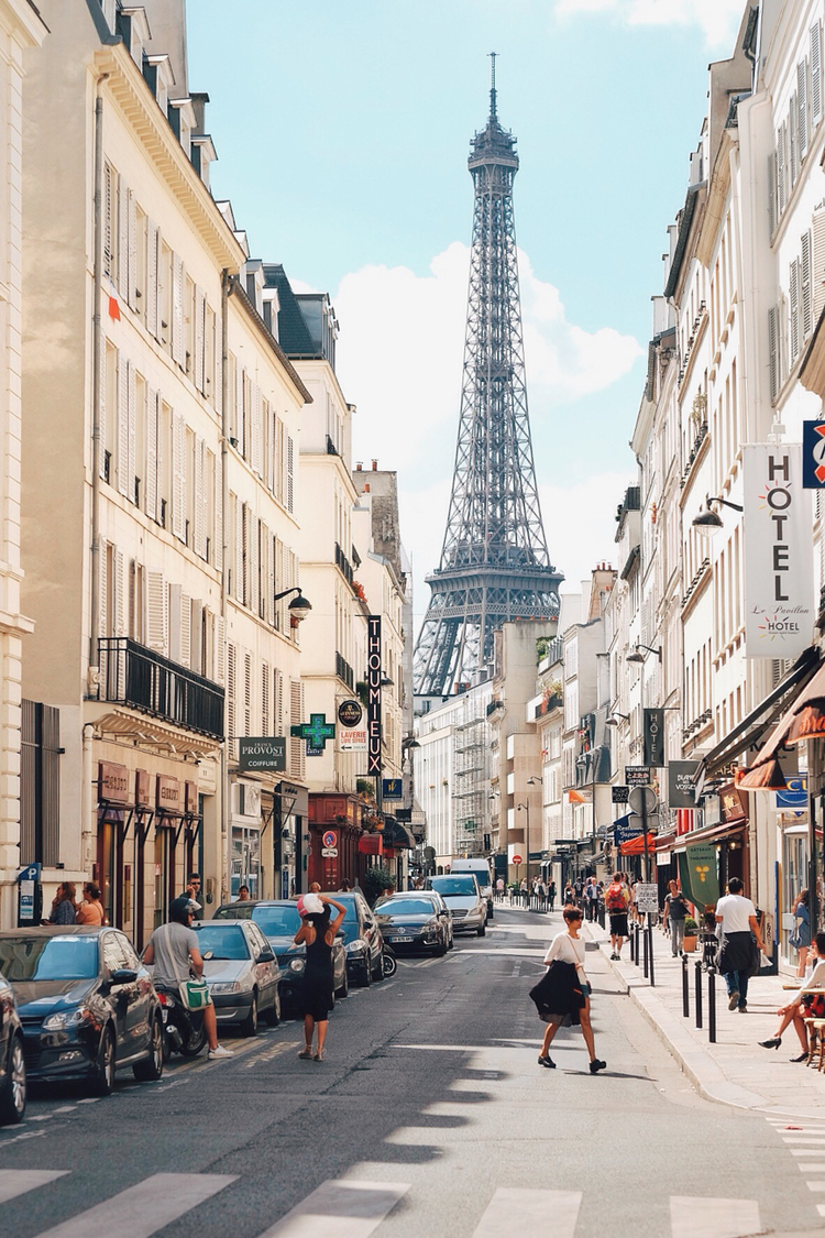 Một góc phố nhỏ gần tháp Eiffel tại Paris