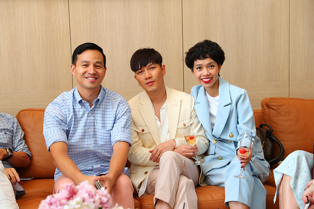 Chị Khánh Ngọc, Senior Beauty Editor của tạp chí ELLE Việt Nam, tại buổi tham quan biệt thự Louis Vuitton House (góc phải).