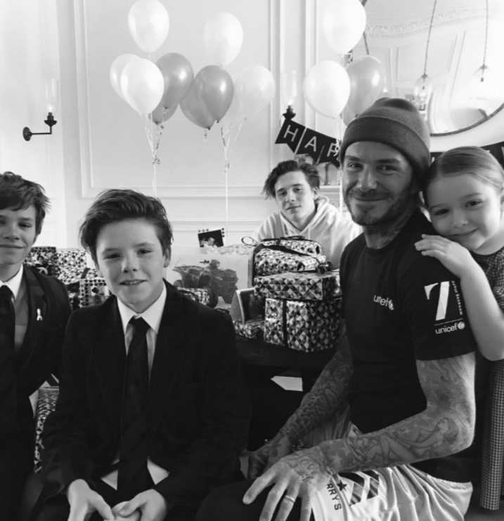Trên Instagram, cựu danh thủ người Anh đã chia sẻ bức ảnh trắng đen ghi lại khoảnh khắc 5 bố con thật hạnh phúc do Vic chụp, kèm lời ghi chú: "Thật nhiều tình yêu dành cho bố hôm nay".