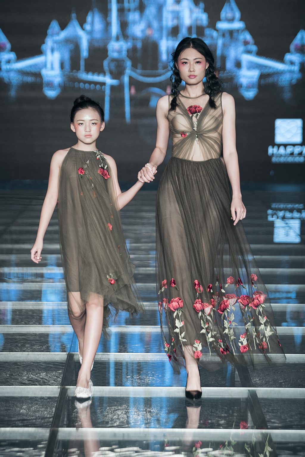 Một mẫu dành cho mẹ và bé trong BST “No 2 – Dreaming” đến từ thương hiệu Happy Clothing by Thảo Nguyễn.