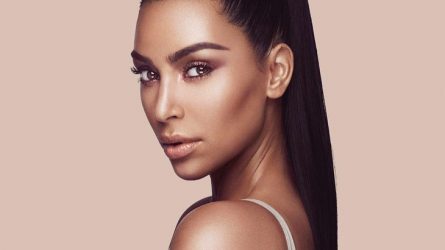 Còn ai hợp hơn Kim Kardashian để ra kem contour và highlight?