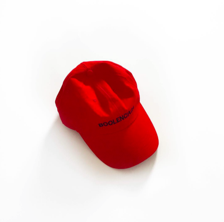 Chiếc nón đỏ với dòng chữ đen chính là tên của thương hiệu Boolenciaga được bán trên trang web của hãng với giá 65USD.