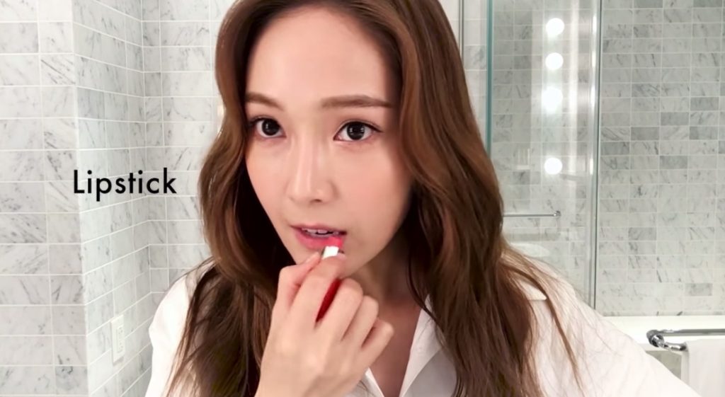 Jessica Jung tô lòng môi nhẹ nhàng