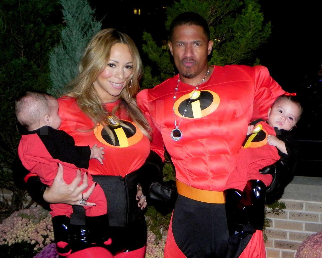 Tại bữa tiệc mừng đầy tháng, hai thiên thần nhỏ đã được bố mẹ diện bộ trang phục phỏng theo bộ phim hoạt hình Gia đình siêu nhân.