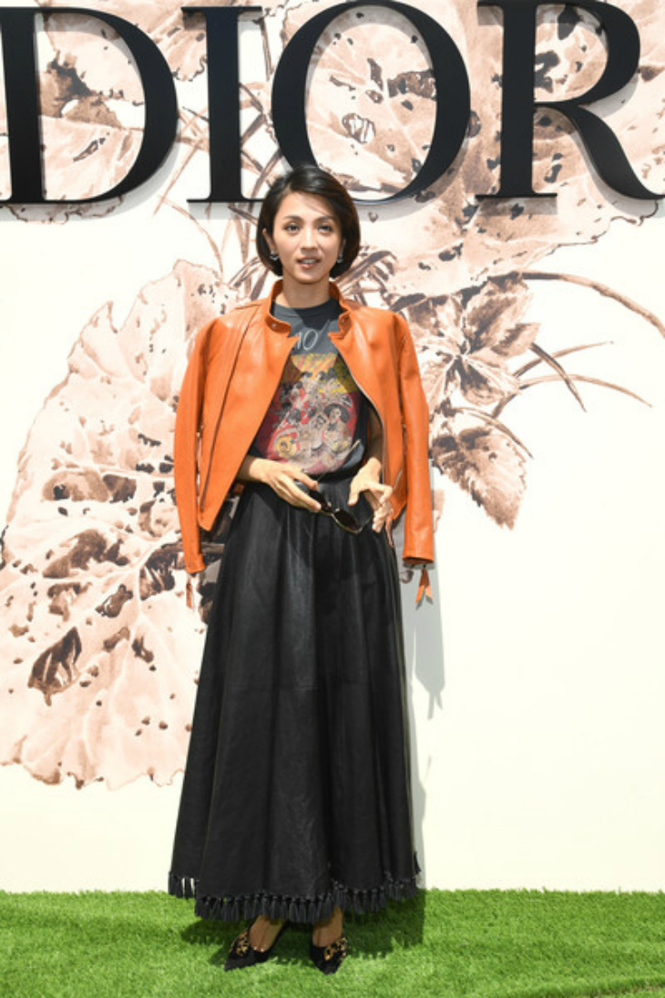 Nữ diễn viên người Nhật Bản Hiraki Mitsushima dịu dàng nhưng không kém phần cá tính khi phối áo khoác da và váy dài.