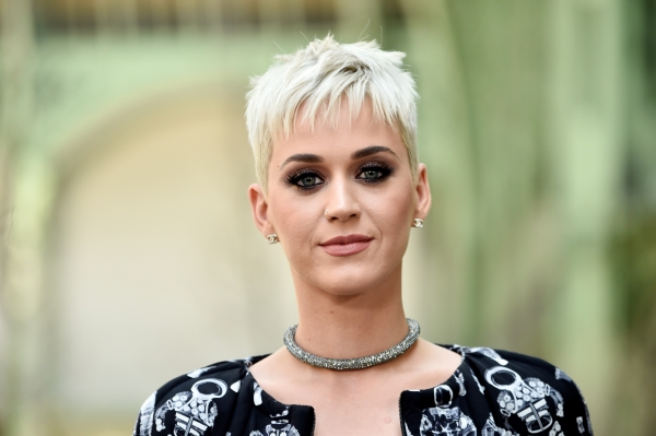 Katy Perry nổi bật với tóc cắt ngắn bạch kim cùng đôi mắt viền đen sắc sảo