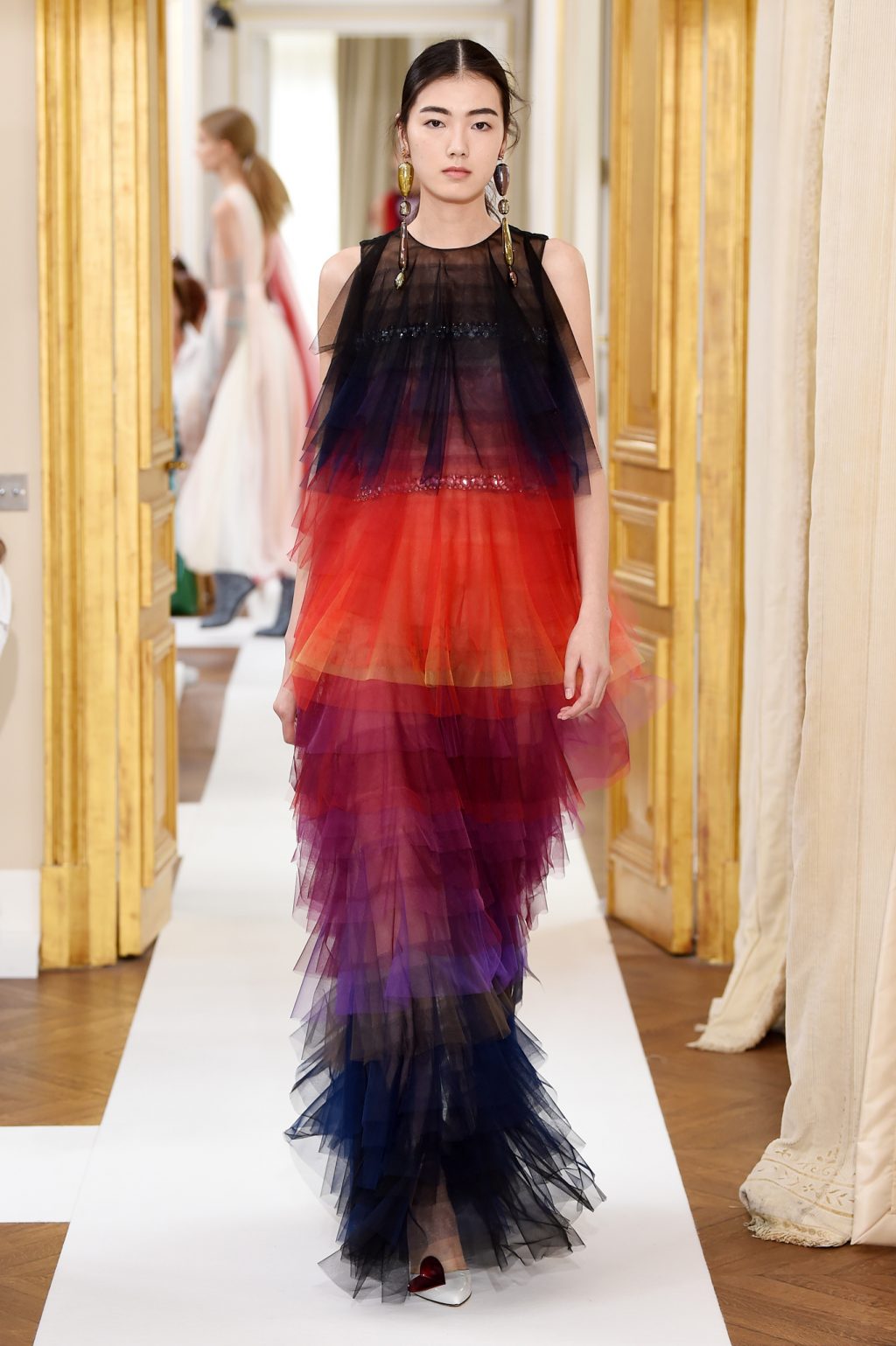 Một thiết kế váy tulle phối màu ấn tượng từ Schiaparelli