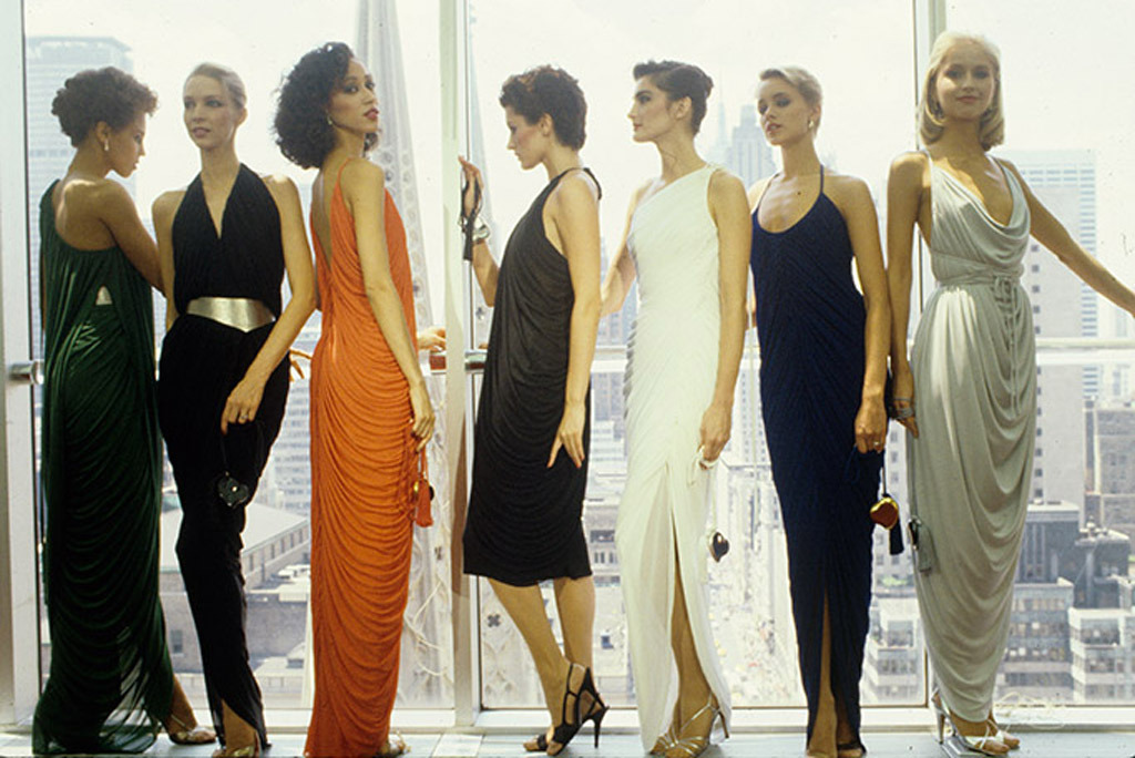 Đầm Couture trong thập niên 80s thường có kiểu dáng suông bóng, khoe vẻ đẹp nuột nà của người phụ nữ, vừa quyến rũ mà không kém phần quý phái