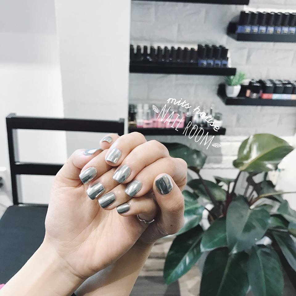 Ở đây bạn có thể tìm thấy nhiều màu gel lạ mắt và luôn có nhiều mẫu nail art cập nhật xu hướng, điều mà không phải tiệm nail nào cũng chịu khó tìm tòi và học hỏi.