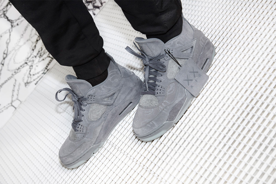 giay-the-thao-KAWS-x-Air-Jordan-IV-elle-man-1