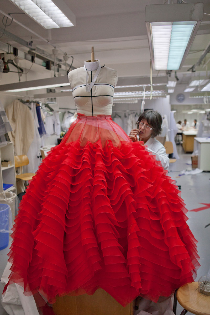 Một bộ Couture sẽ được các nghệ nhân may bằng tay, tỉ mỉ cẩn thận từng đường chỉ mũi kim