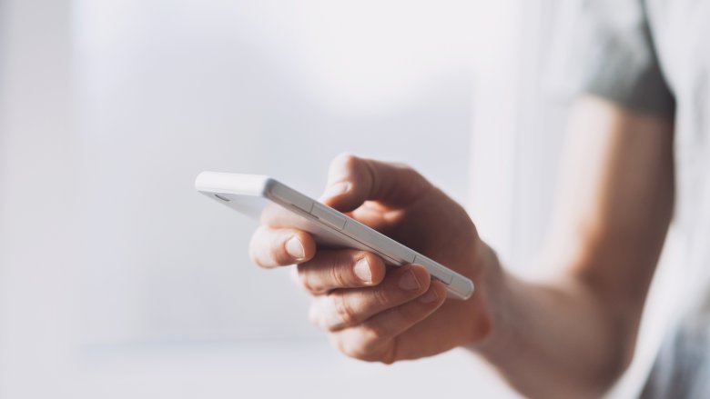 Bạn sẽ dễ dàng mắc căn bệnh "text thumb" nếu sử dụng điện thoại liên tục