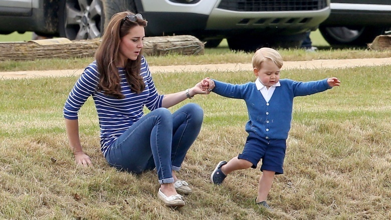 Bà mẹ hai con tự trông vô cùng khỏe khoắn với áo thun sọc, skinny jeans, và giày lười chơi đùa cùng tiểu hoàng tử George.