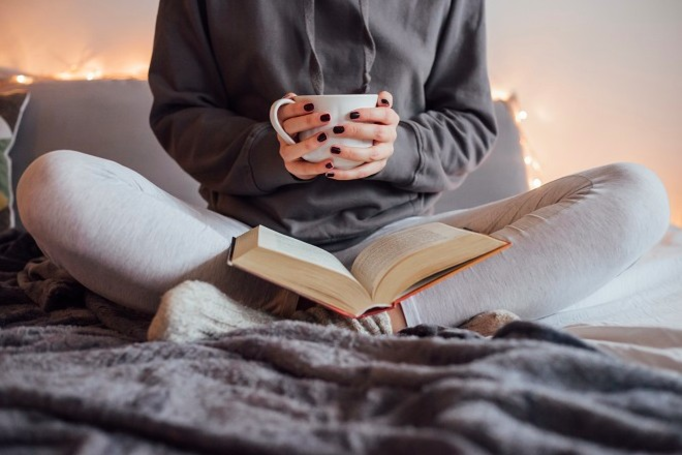 Đọc sách trước khi đi ngủ được xem là một phương thuốc giúp tinh thần thoải mái, tĩnh lặng