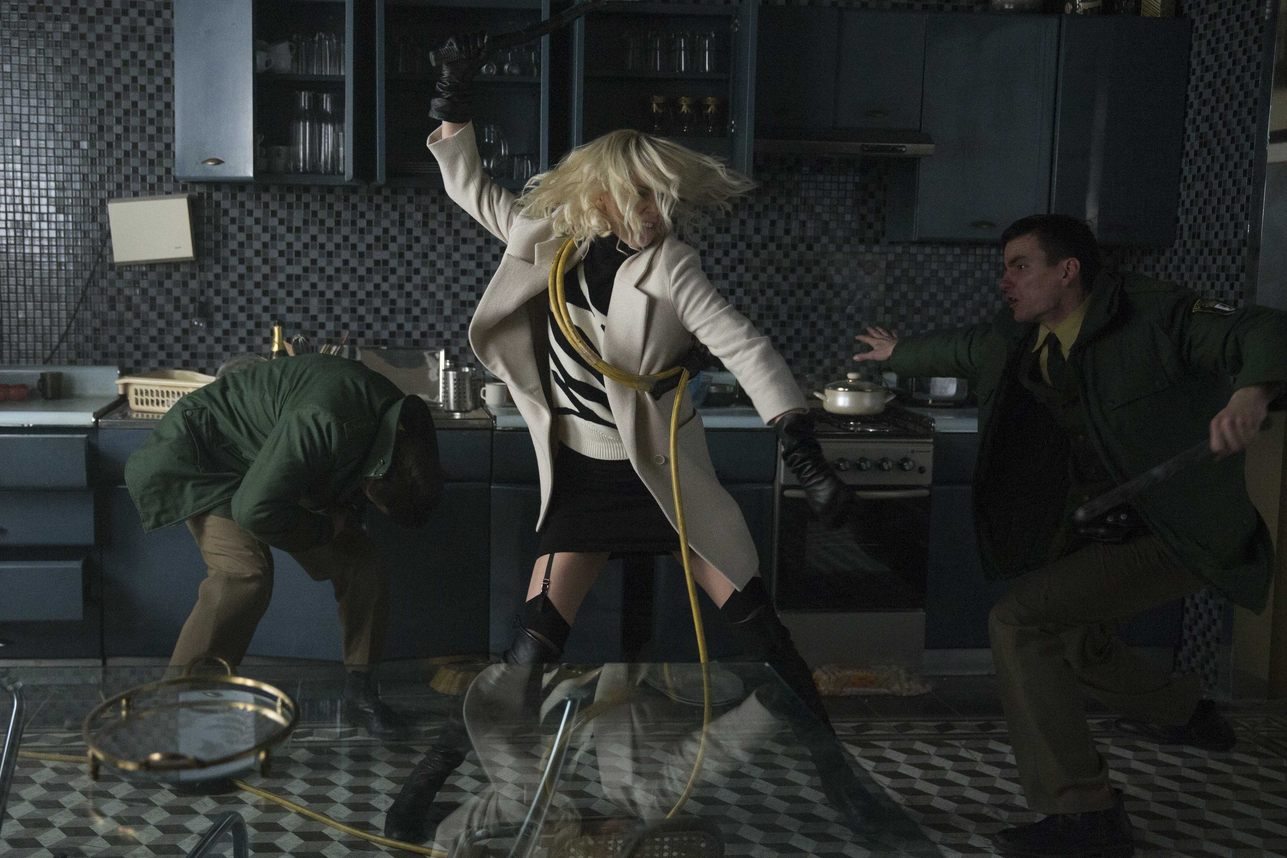 6 trang phục hàng hiệu cực chất của nữ điệp viên Charlize Theron trong Atomic Blonde