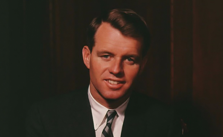 Sau khi cái chết của nữ minh tinh được cánh báo chí xác nhận, cố Thượng nghị sĩ Robert Kennedy là người mà dư luận "chĩa mũi dùi" vào đầu tiên do vướng phải scandal tình ái với Marilyn