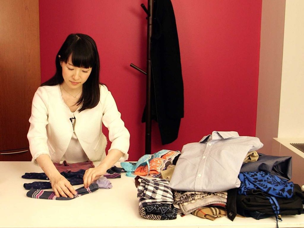 Cách gấp quần áo nổi tiếng nhanh gọn của Marie Kondo