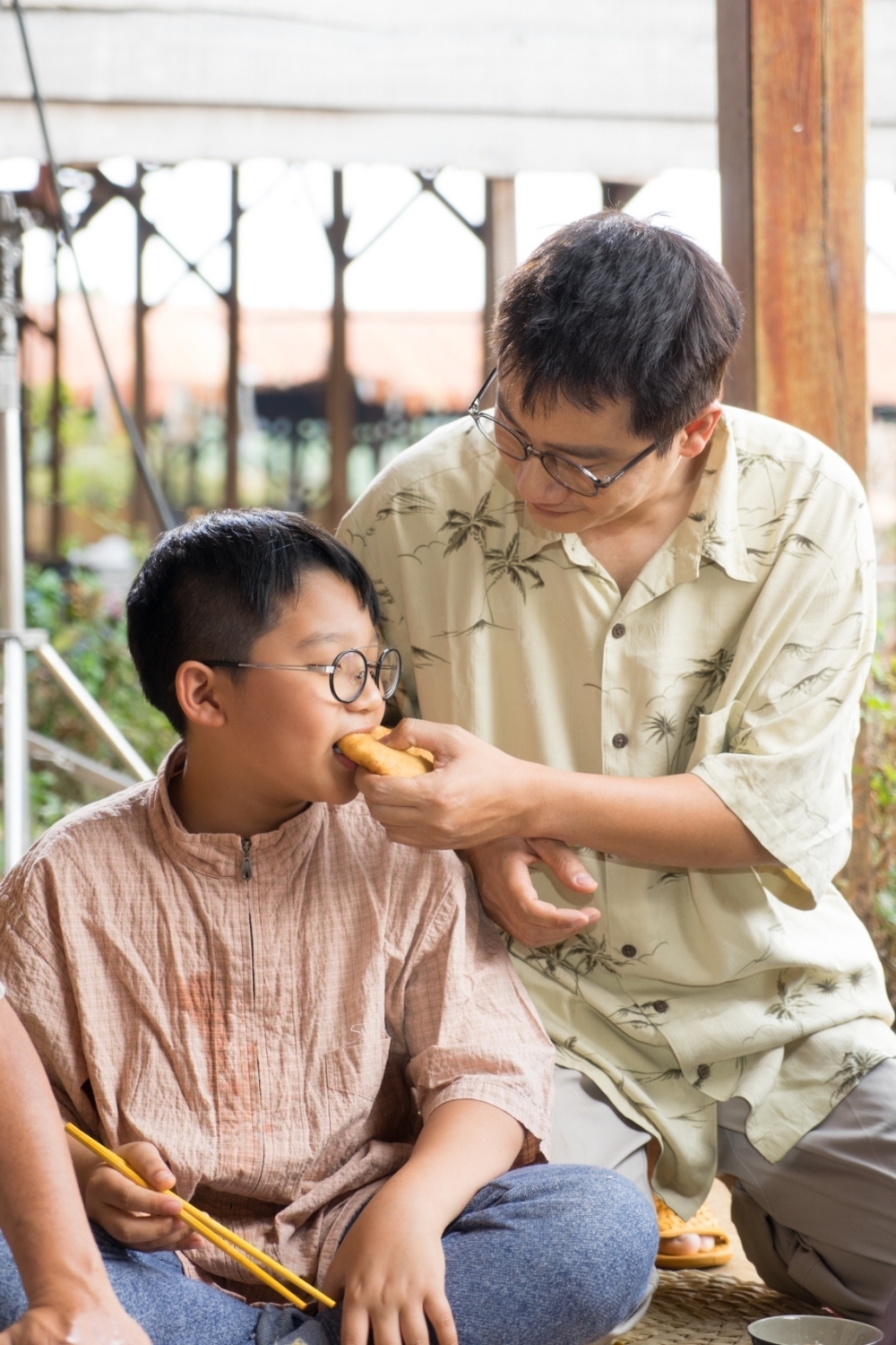 Hình ảnh đáng yêu của cha con Hoàng Bách trong MV "Vì nụ cười của em".