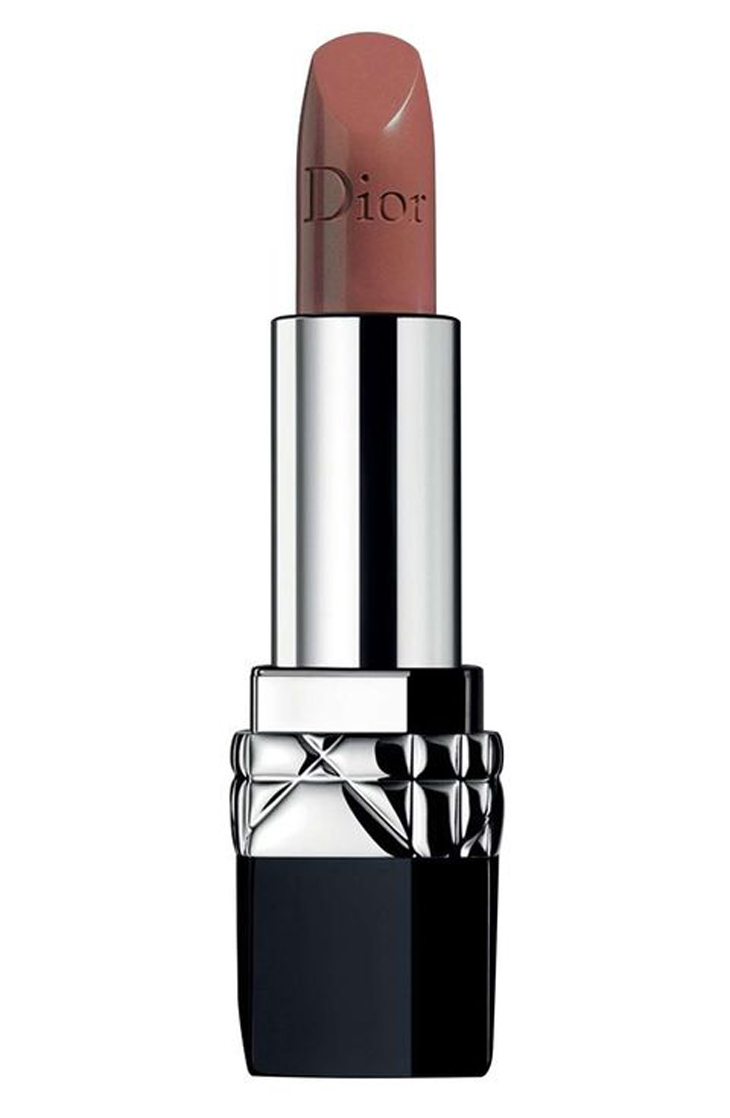 Màu da ngăm và sậm màu sẽ tỏa sáng với sắc độ nude kem của Son Dior Couture Color Rouge Lipstick màu Promenade.