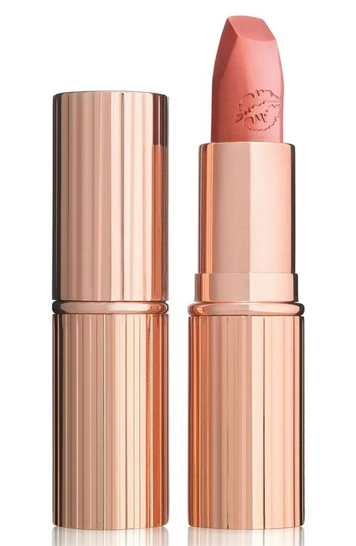 Nếu màu nude quá trung tính sẽ làm gương mặt bạn bị xuống sắc, bợt bạt. Thỏi son Charlotte Tilbury Hot Lips màu Super Cindy lại chứa vừa đủ sắc màu đào giúp gương mặt bạn trông tươi sáng một cách tự nhiên như không hề trang điểm.