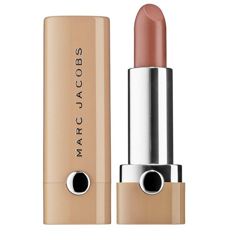 Son Marc Jacobs Beauty New Nudes Sheer Gel có màu beige nhạt không khoa trương, khoe mẽ, mà thanh lịch với kết cấu mượt mịn như satin.