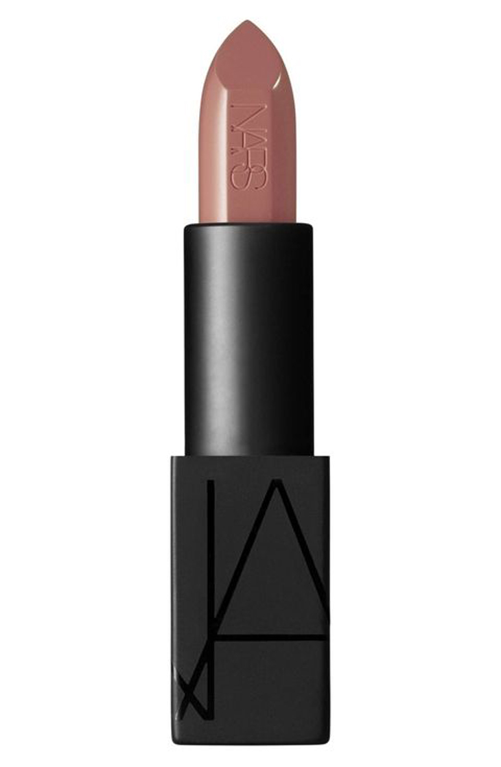 Chất son Nars Audacious màu Barbara mịn mượt sẽ tạo cho đôi môi đường nét mềm mại thanh lịch.