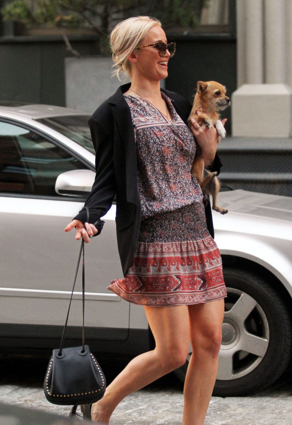 Jennifer chọn một chiếc váy hoa nhí, áo blazer và kính râm để dạo phố cùng chú cún cưng Pipi