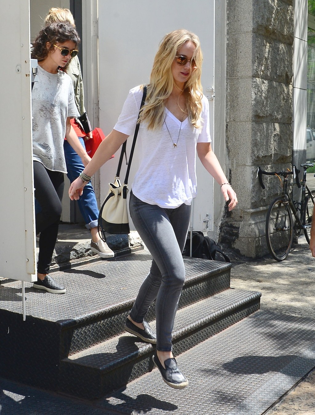 Có những ngày, chỉ cần một chiếc áo pull trắng, quần jean ôm và giày bệt là Jennifer Lawrence đã tự tin xuống phố. Trông cô nàng thật đơn giản và năng động