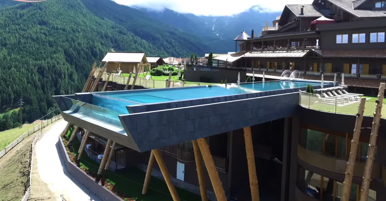 Bể bơi của khách sạn Hubertus, Italy