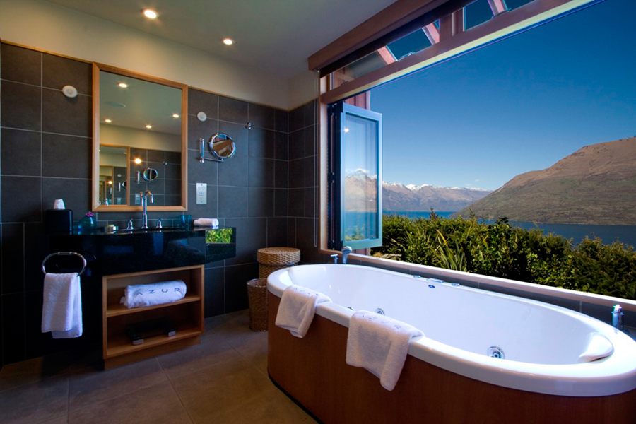 Phòng tắm được xây hướng ra phía hồ, du khách có thể vừa ngâm bồn, vừa ngắm cảnh