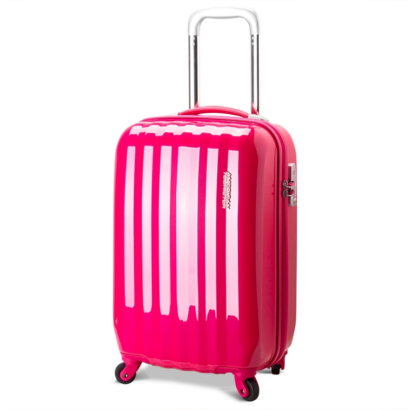 Từ khi được thành lập bởi Sol Koffler vào năm 1933, American Tourister đã được biết đến như là một trong những thương hiệu hàng đầu của Mỹ trong lĩnh vực sản xuất hàng vali, và được công nhận trong suốt thời gian qua – 77 năm. American Tourister luôn cam kết bán ra những sản phẩm đẹp, bền, chắc, phù hợp với đa số người tiêu dùng. Sau khi được Samsonite mua lại, vali American Tourister càng khẳng định vị thế của mình với những sản phẩm bền đẹp nhưng không kém phần sáng tạo, độc đáo.