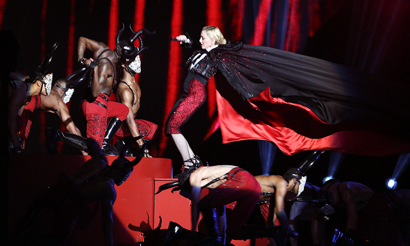 10 khoảnh khắc gây tranh cãi nhất trong sự nghiệp của Madonna