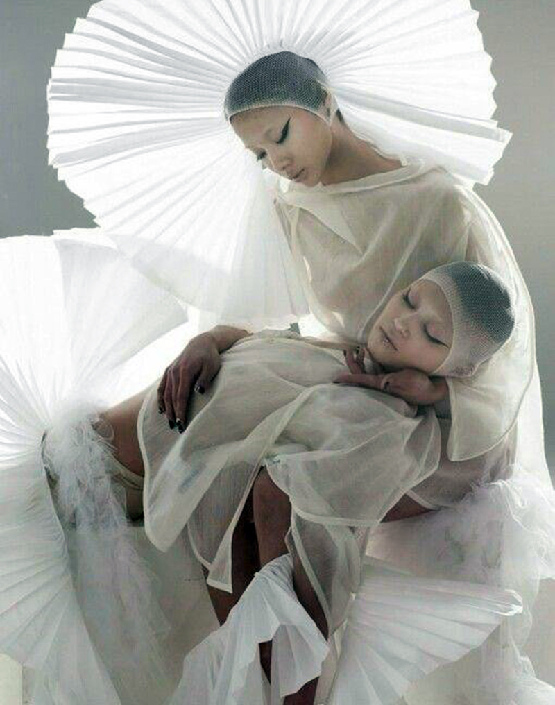 AYABAMBI - cặp đôi đồng tính tài năng đưa điệu nhảy Vogue vào thời trang cao cấp.